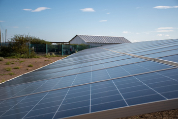 Ein Solarpanel steht auf dem Boden.