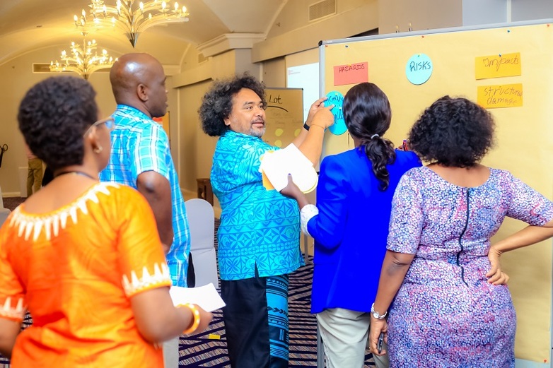 © GIZ/Global Programme Loss & Damage: A training session on climate risk management in Tanzania. The goal is to raise awareness and provide training to participants working in climate change adaptation and disaster risk management.