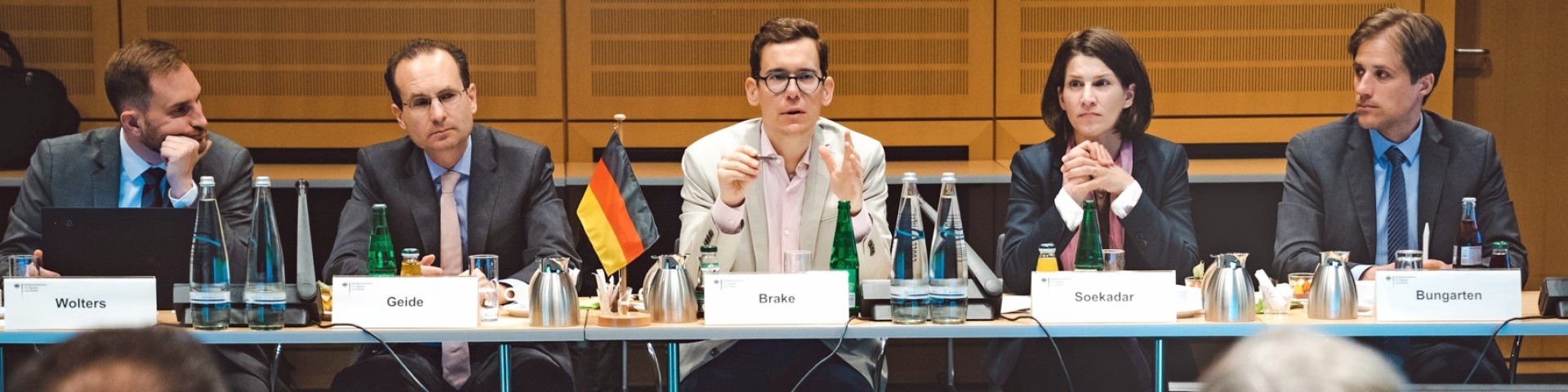 Brazilian and German representatives sitting at tables and exchanging ideas during the Digital Dialogue.