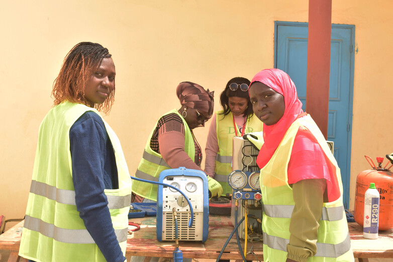 Quatre femmes travaillent sur la technologie de refroidissement.
