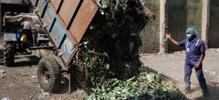  A lorry unloads waste.